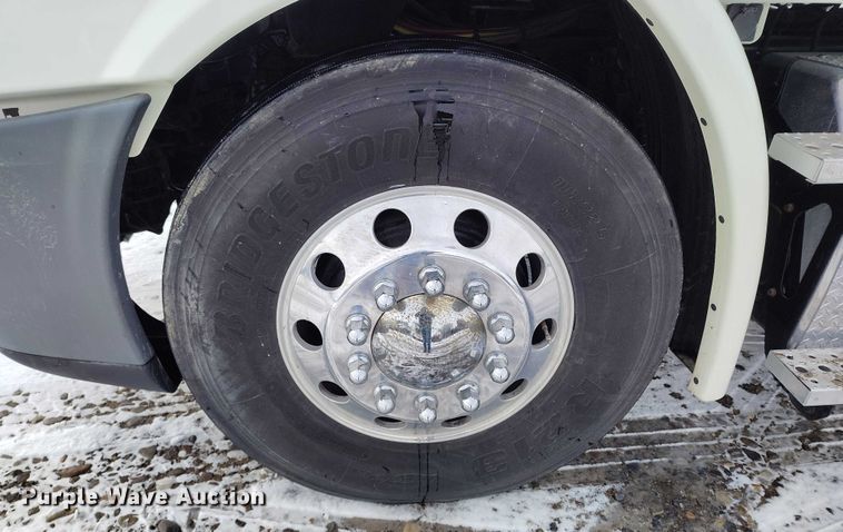 image for item DT0884 2016 Freightliner Cascadia 113 semi truck