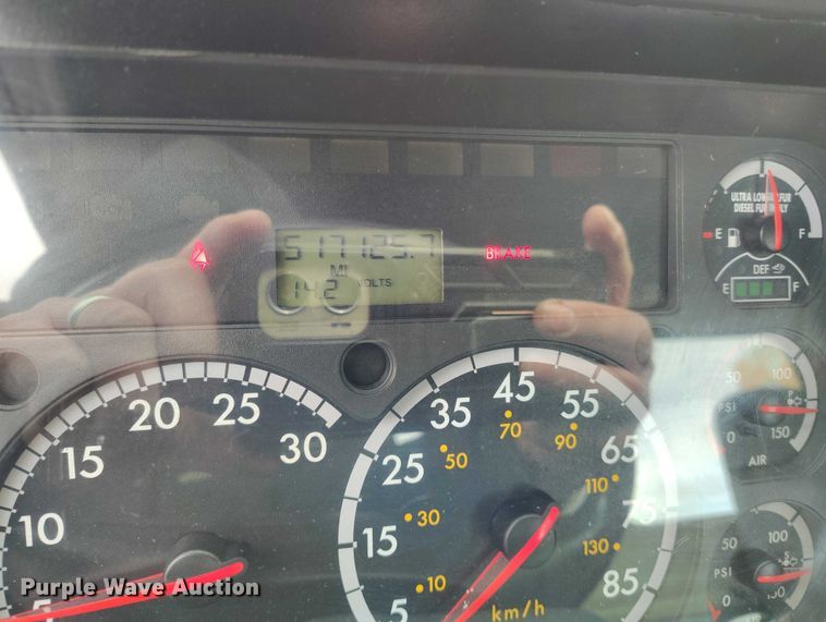 image for item DT0884 2016 Freightliner Cascadia 113 semi truck