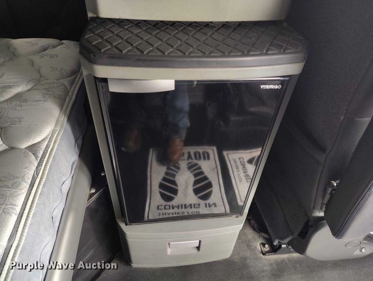 image for item DT0889 2020 Kenworth W990 semi truck