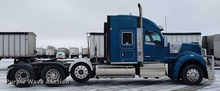 image for item DT0890 2020 Kenworth W990 semi truck