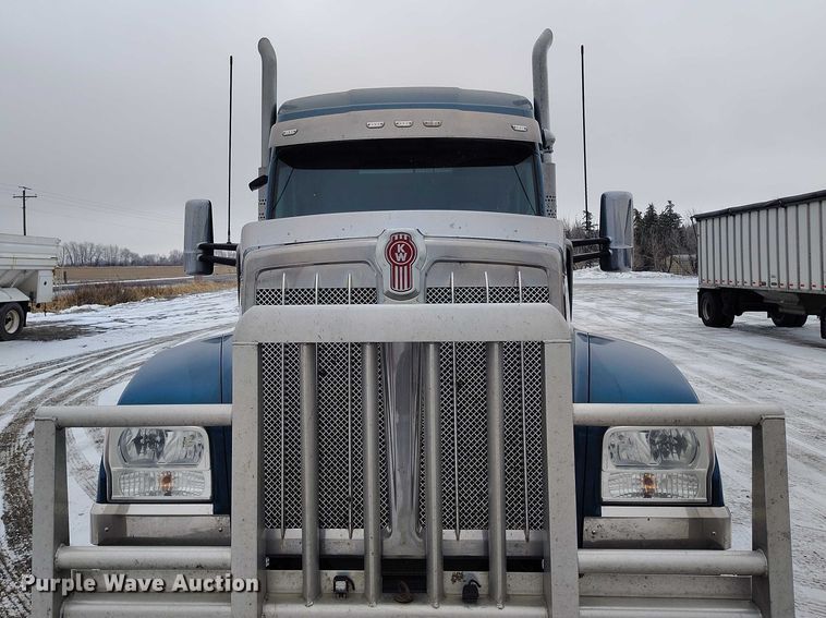 image for item DT0890 2020 Kenworth W990 semi truck