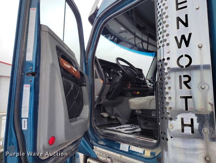 image for item DT0890 2020 Kenworth W990 semi truck