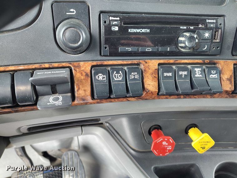 image for item DT0890 2020 Kenworth W990 semi truck