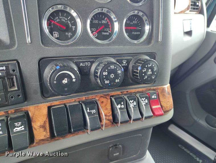 image for item DT0890 2020 Kenworth W990 semi truck