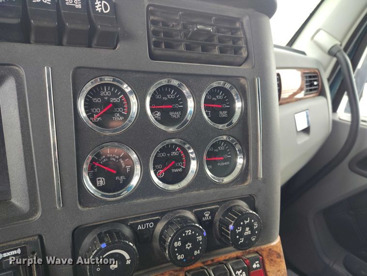 image for item DT0890 2020 Kenworth W990 semi truck