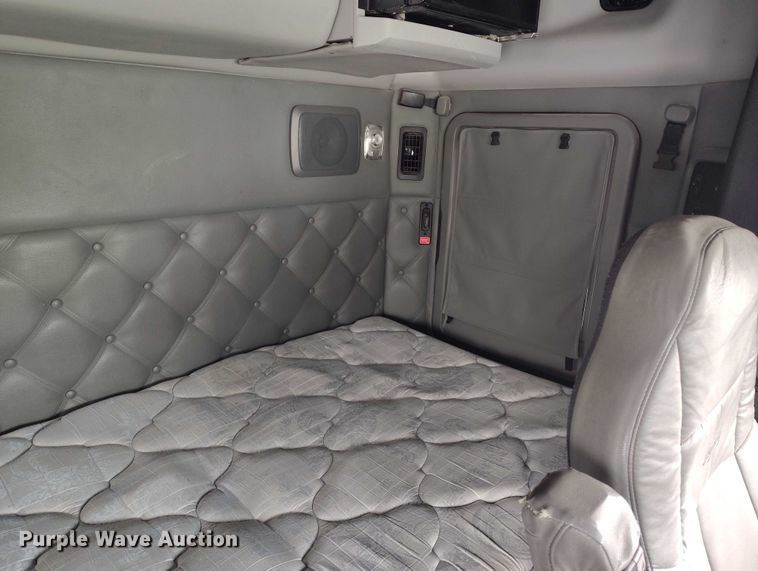 image for item DT0890 2020 Kenworth W990 semi truck