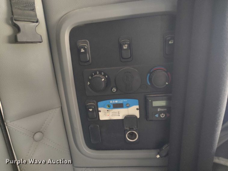 image for item DT0890 2020 Kenworth W990 semi truck