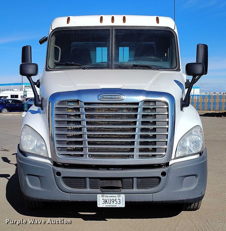 image for item DT0894 2018 Freightliner Cascadia 125 semi truck