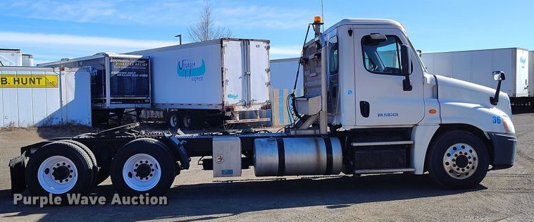 image for item DT0894 2018 Freightliner Cascadia 125 semi truck