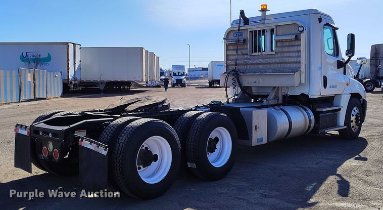 image for item DT0894 2018 Freightliner Cascadia 125 semi truck