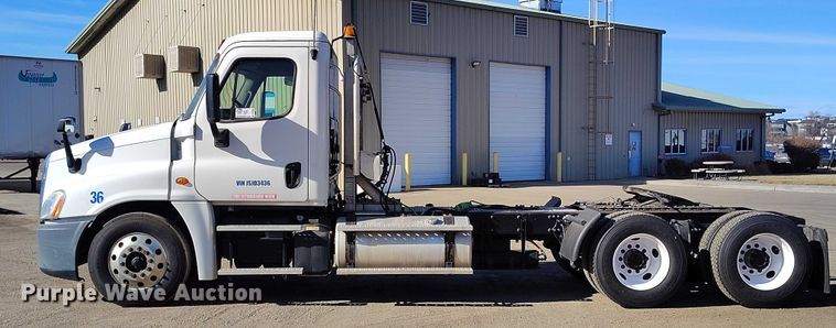 image for item DT0894 2018 Freightliner Cascadia 125 semi truck