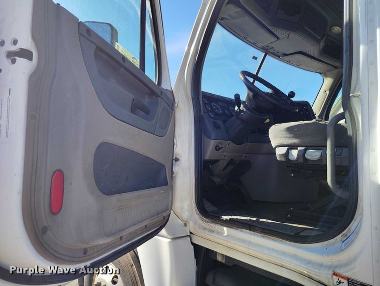 image for item DT0894 2018 Freightliner Cascadia 125 semi truck