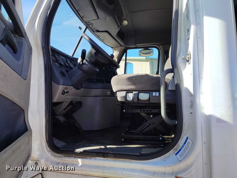 image for item DT0894 2018 Freightliner Cascadia 125 semi truck