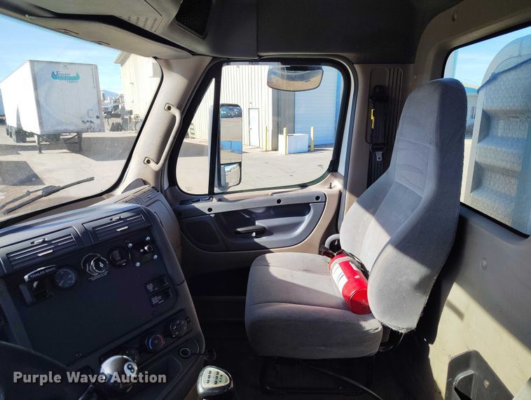 image for item DT0894 2018 Freightliner Cascadia 125 semi truck