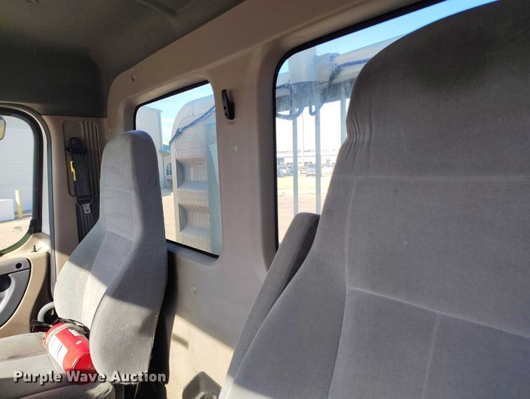 image for item DT0894 2018 Freightliner Cascadia 125 semi truck