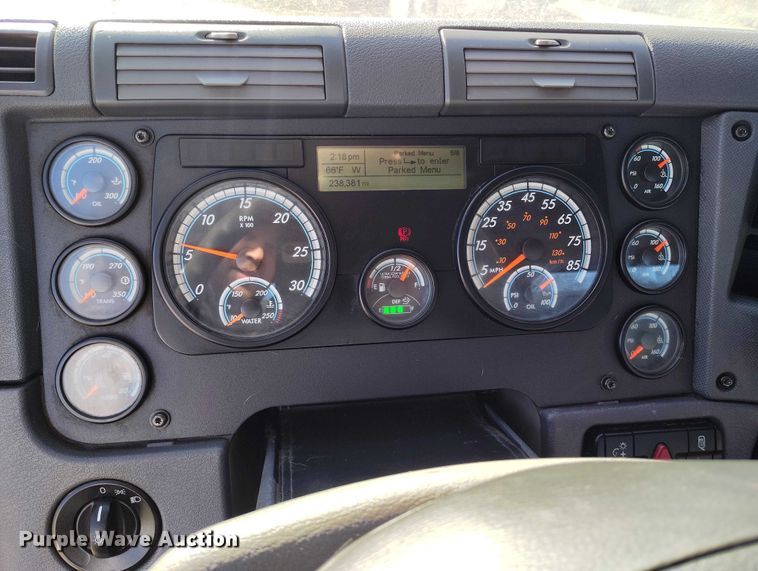 image for item DT0894 2018 Freightliner Cascadia 125 semi truck