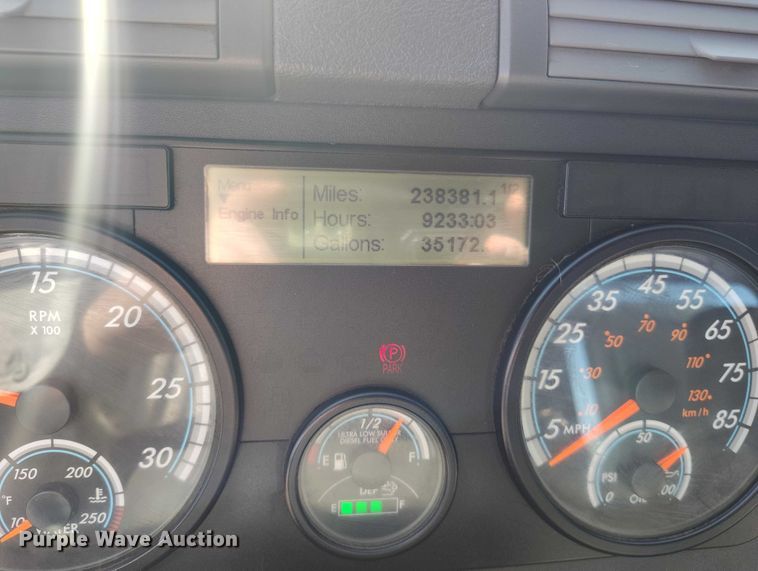 image for item DT0894 2018 Freightliner Cascadia 125 semi truck