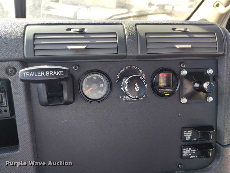 image for item DT0894 2018 Freightliner Cascadia 125 semi truck