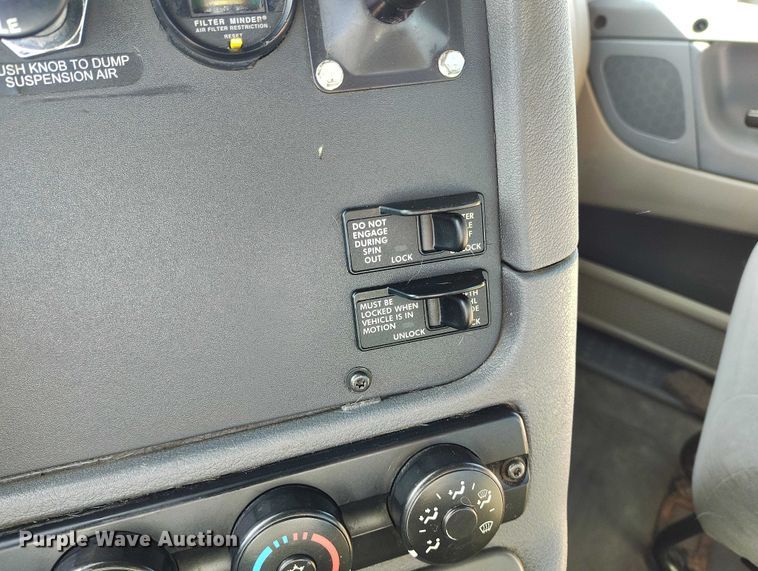 image for item DT0894 2018 Freightliner Cascadia 125 semi truck