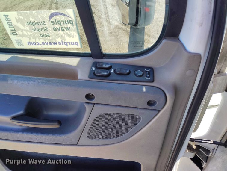 image for item DT0894 2018 Freightliner Cascadia 125 semi truck