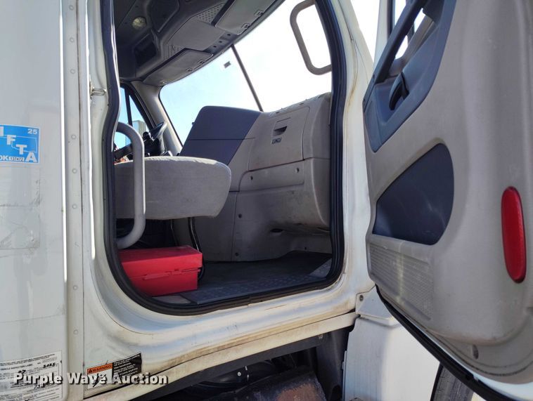 image for item DT0894 2018 Freightliner Cascadia 125 semi truck