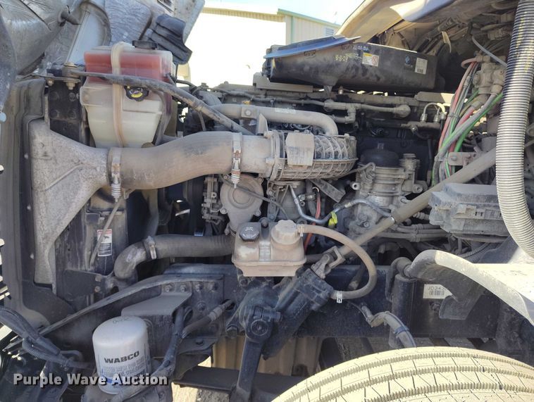 image for item DT0894 2018 Freightliner Cascadia 125 semi truck