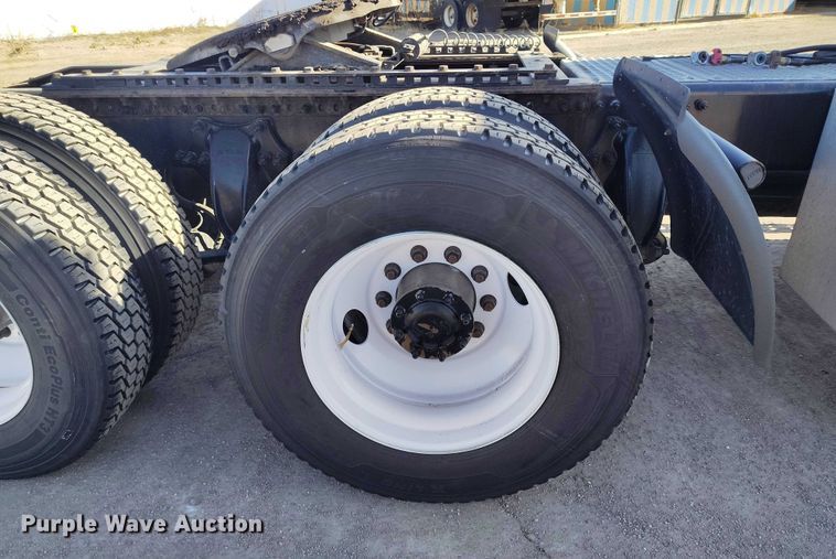 image for item DT0894 2018 Freightliner Cascadia 125 semi truck