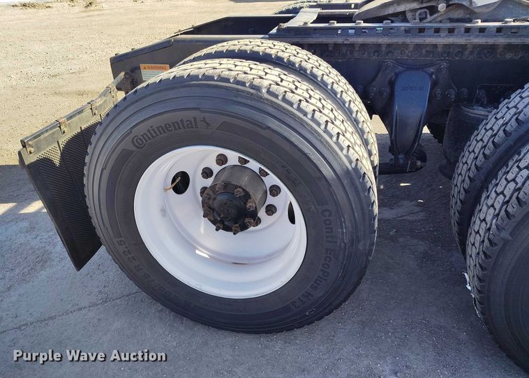 image for item DT0894 2018 Freightliner Cascadia 125 semi truck