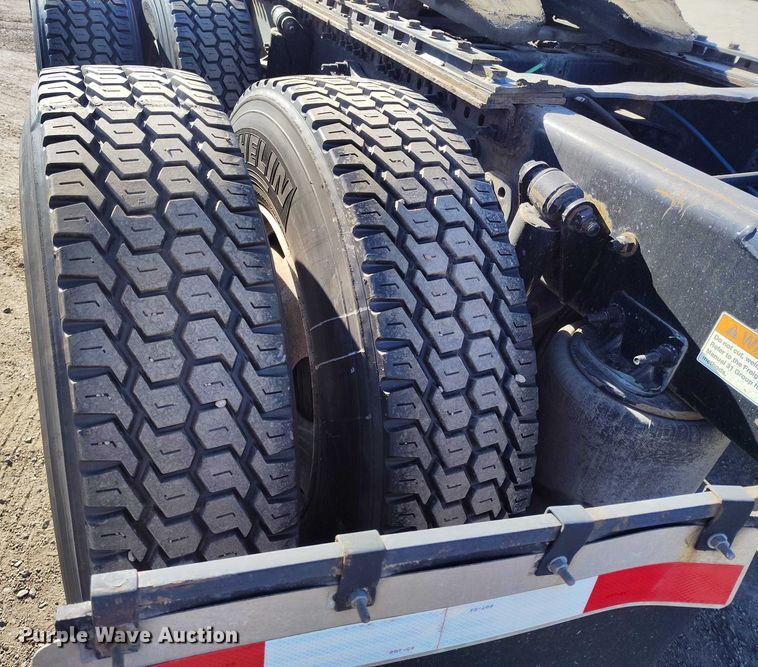 image for item DT0894 2018 Freightliner Cascadia 125 semi truck