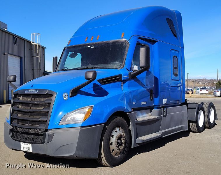 image for item DT0895 2020 Freightliner Cascadia 126 semi truck
