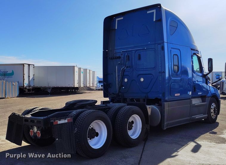 image for item DT0895 2020 Freightliner Cascadia 126 semi truck