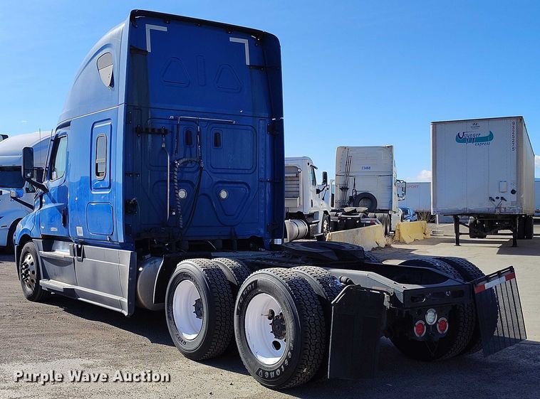 image for item DT0895 2020 Freightliner Cascadia 126 semi truck