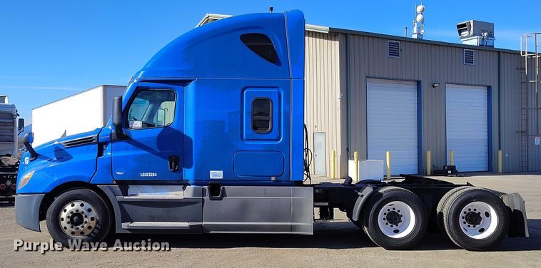 image for item DT0895 2020 Freightliner Cascadia 126 semi truck