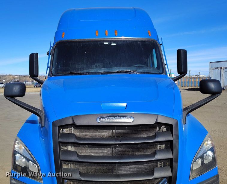 image for item DT0895 2020 Freightliner Cascadia 126 semi truck
