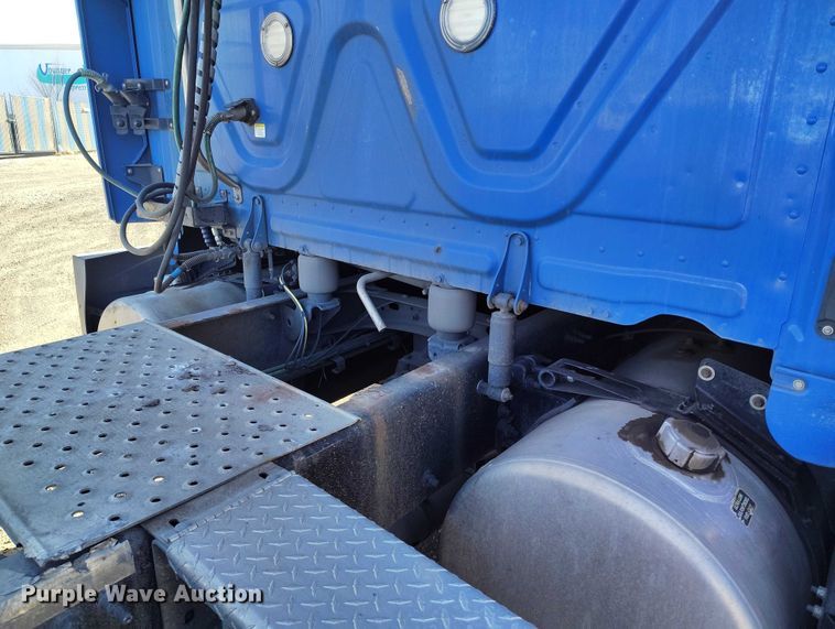 image for item DT0895 2020 Freightliner Cascadia 126 semi truck