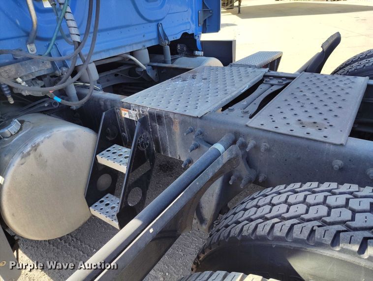 image for item DT0895 2020 Freightliner Cascadia 126 semi truck