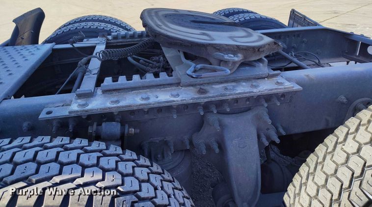 image for item DT0895 2020 Freightliner Cascadia 126 semi truck