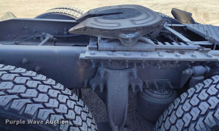 image for item DT0895 2020 Freightliner Cascadia 126 semi truck