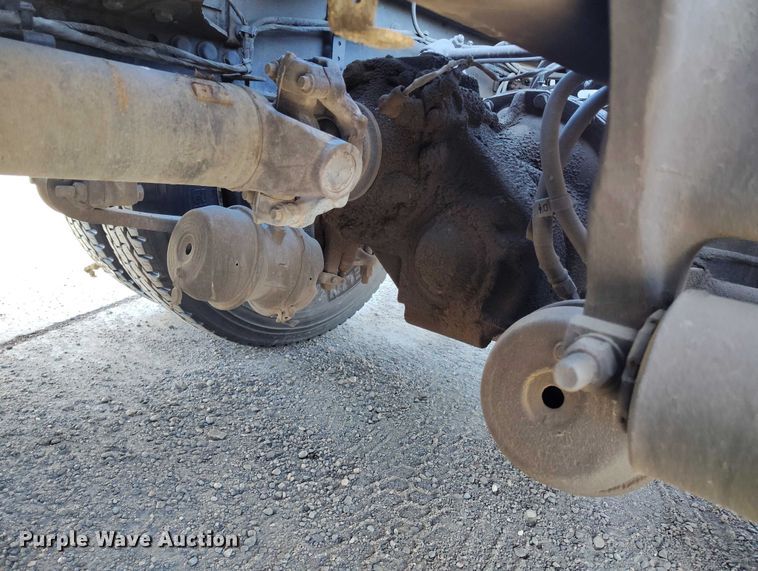 image for item DT0895 2020 Freightliner Cascadia 126 semi truck