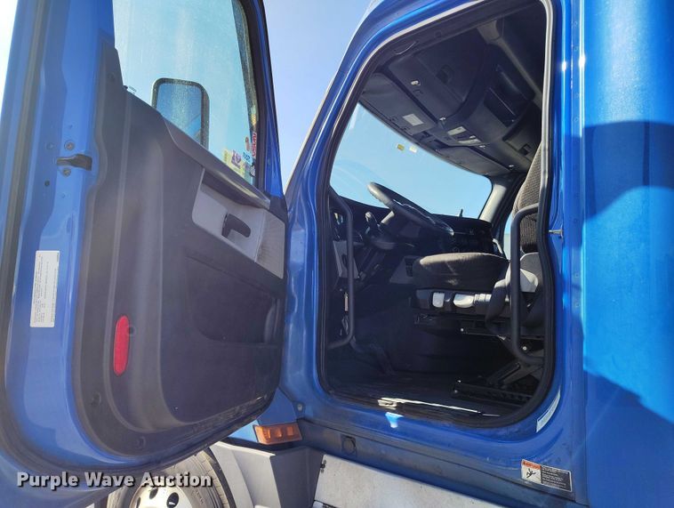 image for item DT0895 2020 Freightliner Cascadia 126 semi truck