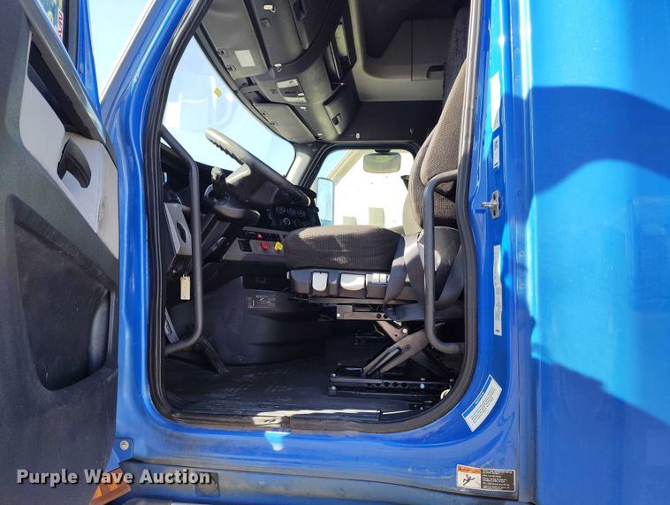 image for item DT0895 2020 Freightliner Cascadia 126 semi truck