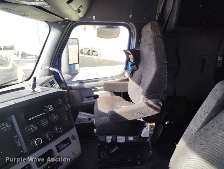 image for item DT0895 2020 Freightliner Cascadia 126 semi truck