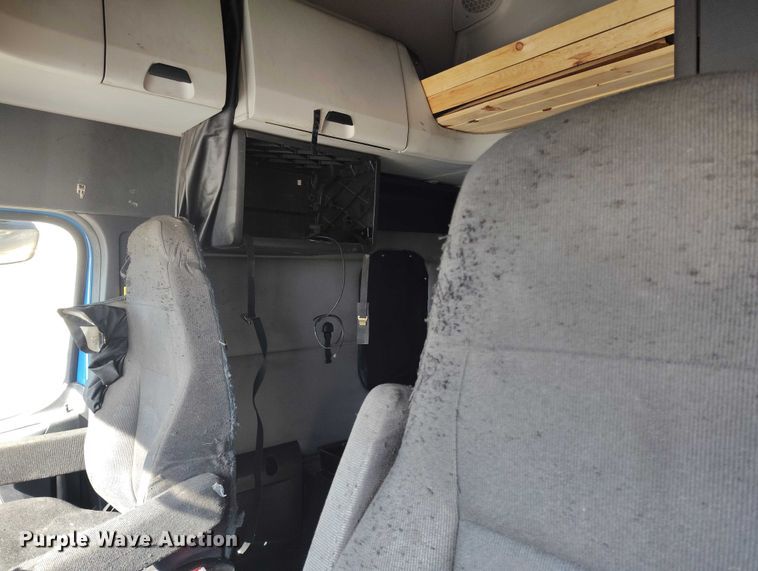 image for item DT0895 2020 Freightliner Cascadia 126 semi truck