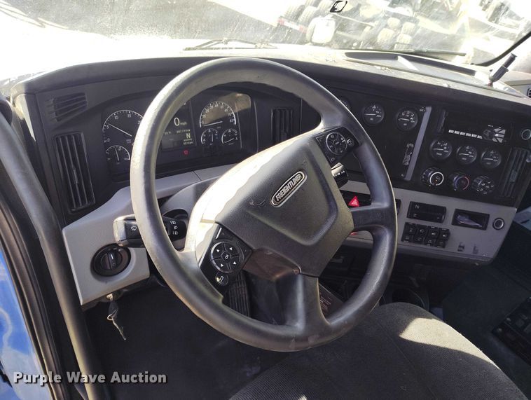 image for item DT0895 2020 Freightliner Cascadia 126 semi truck