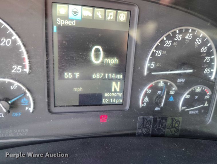 image for item DT0895 2020 Freightliner Cascadia 126 semi truck