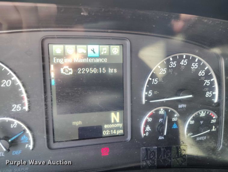 image for item DT0895 2020 Freightliner Cascadia 126 semi truck