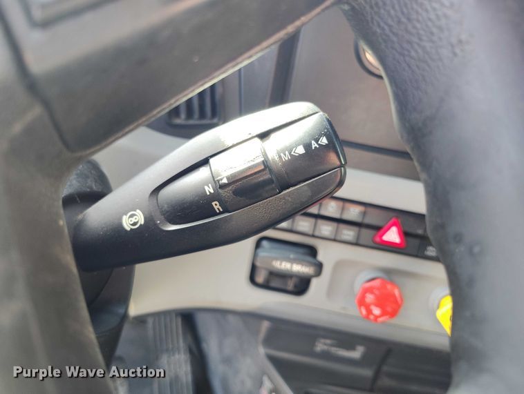 image for item DT0895 2020 Freightliner Cascadia 126 semi truck