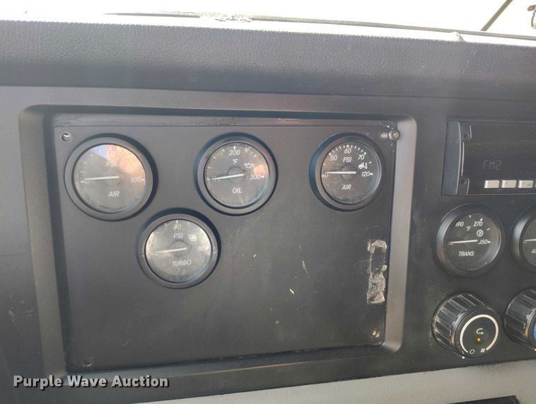 image for item DT0895 2020 Freightliner Cascadia 126 semi truck