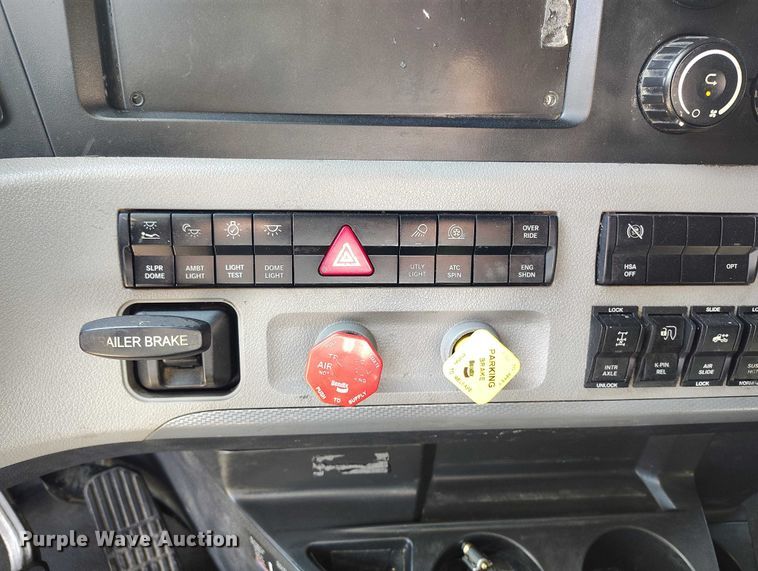 image for item DT0895 2020 Freightliner Cascadia 126 semi truck