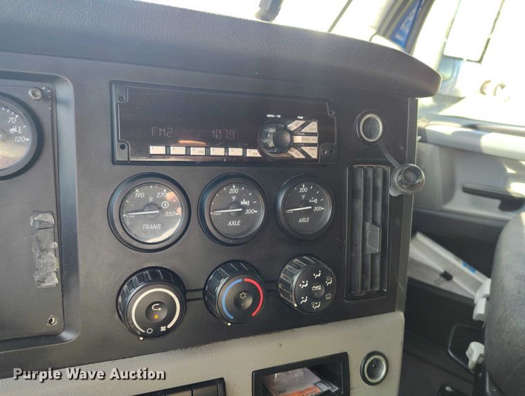 image for item DT0895 2020 Freightliner Cascadia 126 semi truck